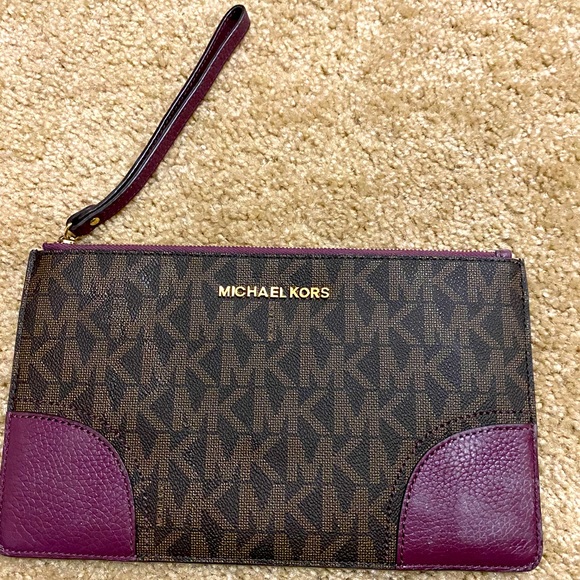 Michael Kors wristlet - Picture 1 of 1